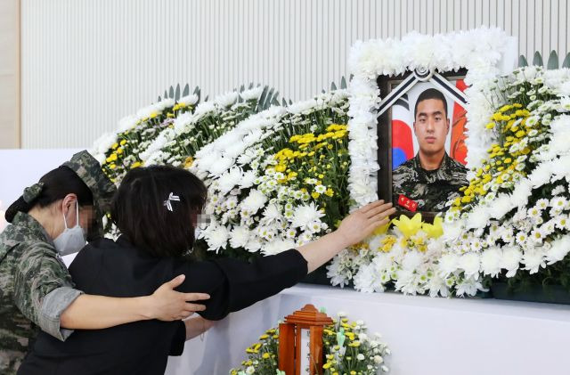 경북 예천 실종자 수색에 투입됐다가 숨진 고 채수근 상병 분향소가 마련된 포항 해병대 1사단 내 김대식관에서 채 상병의 어머니가 아들의 사진을 어루만지며 울고 있다. 연합뉴스