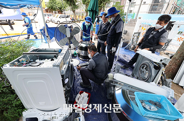 Samsung Electronics service officials are repairing flooded home appliances at Samsung Electronics’ special service center in Seoul. This photo was taken on Aug. 15., 2022. [Photo by Han Joo-hyung]