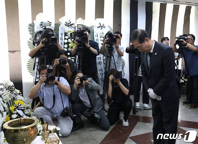 한덕수 국무총리가 20일 오후 충북 청주시 충북도청에 마련된 궁평2지하차도 사고 희생자 합동분향소를 찾아 조문하고 있다. 2023.7.20/사진=뉴스1