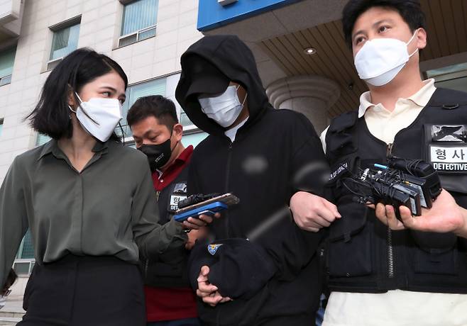 인하대학교 캠퍼스 안에서 동급생을 성폭행하고 숨지게 한 혐의를 받는 20대 남성이 항소심에서도 징역 20년을 선고받았다. 사진은 지난해 7월22일 A씨가 검찰 송치를 위해 인천 미추홀경찰서를 나서는 모습. /사진=뉴스1