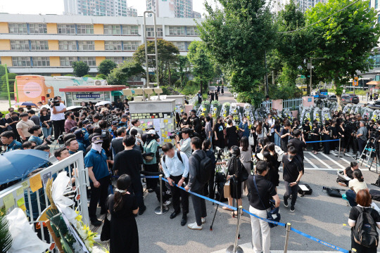 20일 오후 서울 서초구의 초등학교 앞에서 추모 집회가 열리고 있다.연합뉴스