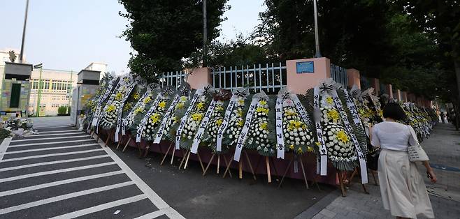 20일 오전 서울 서초구 한 초등학교 앞에 추모 화환이 놓여있다. 교육계에 따르면 이 학교 담임 교사 A씨가 학교 안에서 극단적 선택을 해 숨지는 일이 발생했다. [연합]