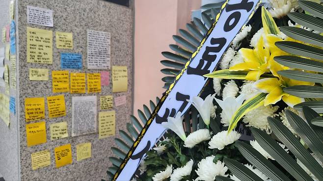 1학년 담임 교사가 사망한 서울 초등학교 앞에 추모 화환이 늘어서 있다. [안효정 기자]
