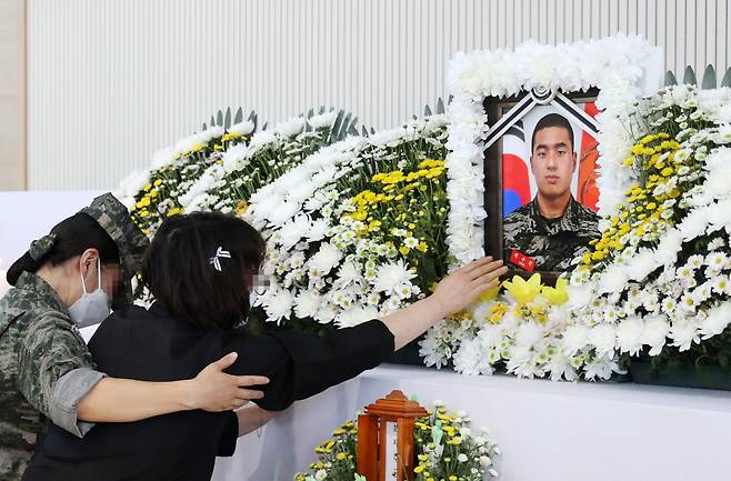 경북 예천 실종자 수색에 투입됐다가 숨진 고 채수근 상병 분향소가 마련된 포항 해병대 1사단 내 김대식관에서 채 상병의 어머니가 아들의 사진을 어루만지며 울고 있다. [연합]