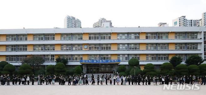 [서울=뉴시스] 황준선 기자 = 20일 오후 교사가 교내에서 극단적 선택을 한 서울 서초구 서이초등학교를 찾은 추모객들이 조문하고 있다. 2023.07.20. hwang@newsis.com