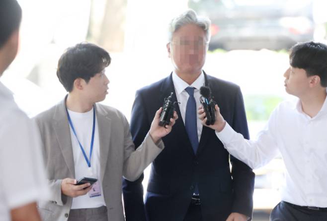 '평창 알펜시아 리조트 입찰 방해' 사건과 관련 횡령·배임 및 입찰방해 혐의로 구속영장이 청구된 KH그룹 총괄부사장 김모씨가 19일 서초동 서울중앙지법에서 열리는 영장실질심사에 출석하고 있다. 연합뉴스