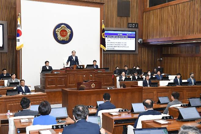 울산광역시의회는 20일 시의회 4층 본회의장에서 김두겸 시장, 천창수 교육감 등 관계공무원이 참석한 가운데 제240회 임시회 제2차 본회의를 열었다. 울산시의회 제공