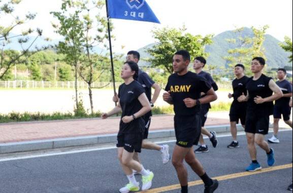 20일 충북 괴산 육군학생군사학교에서 한·미 양국 ROTC 후보생들이 함께 체력단련을 하고 있다. 육군 제공