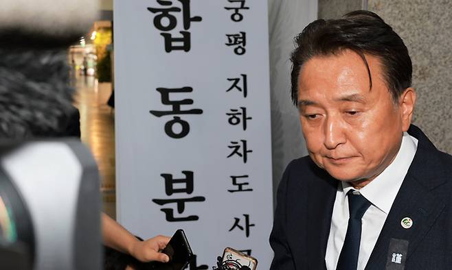 충북도청에 설치한 오송 지하차도 참사 희생사 합동분향소에서 20일 김영환 충북지사가 취재진의 질문에 답하고 있다. 충북도 제공