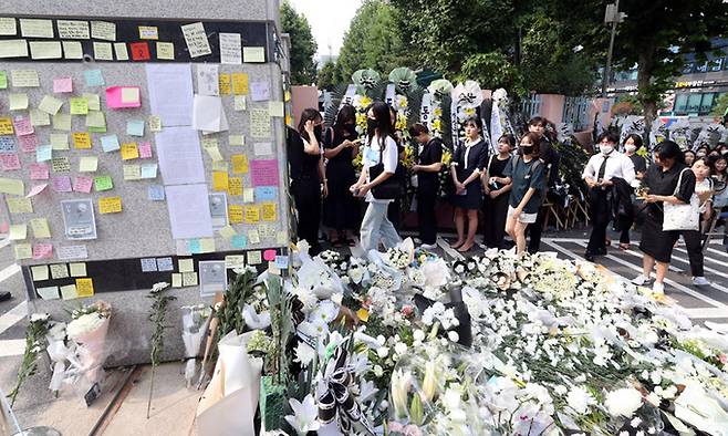 20일 서울 서초구 한 초등학교에서 극단적 선택을 한 교사를 추모하기 위한 추모객들의 발걸음이 이어지고 있다. 뉴시스