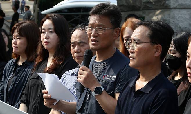 김용서 교사노조연맹 위원장이 20일 서울 종로구 서울시교육청 앞에서 전국초등교사노동조합·서울교사노동조합 주최로 열린 신규 교사 사망 사건 및 사실 확인 촉구 기자회견에서 발언하고 있다. 뉴스1