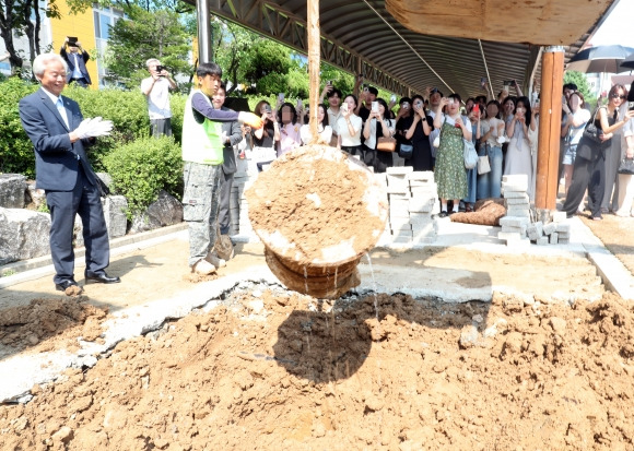 해군도 의사도 됐나요?… 20년 전 초등생들이 쓴 ‘나에게 보내는 편지’ - 19일 인천 연수구 선학초등학교에서 20년 전 이 학교 운동장에 묻었던 타임캡슐 개봉식이 진행됐다. 당시 학생 1983명과 교직원 70명 등 2053명은 가족사진 등을 타임캡슐 안에 넣고 땅속에 묻었다. 사진은 이날 개봉식에서 포크레인이 운동장의 흙을 퍼내고 있는 모습. 연합뉴스