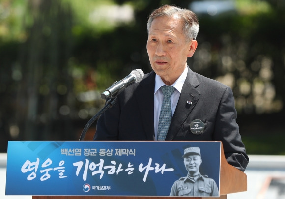 김관진 백선엽장군기념재단 이사장이 5일 오후 경북 칠곡군 다부동전적기념관에서 열린 ‘고 백선엽 장군 동상 제막식 및 3주기 추모식’에 참석해 인사말을 하고 있다. 뉴시스