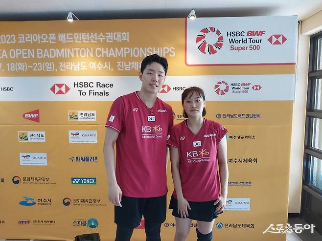 서승재(왼쪽)-채유정이 19일 여수 진남체육관에서 열린 2023 코리아오픈 배드민턴 혼합복식 32강전에서 왕찬-신승찬을 세트스코어 2-0으로 꺾었다. 여수｜권재민 기자 jmart220@donga.com