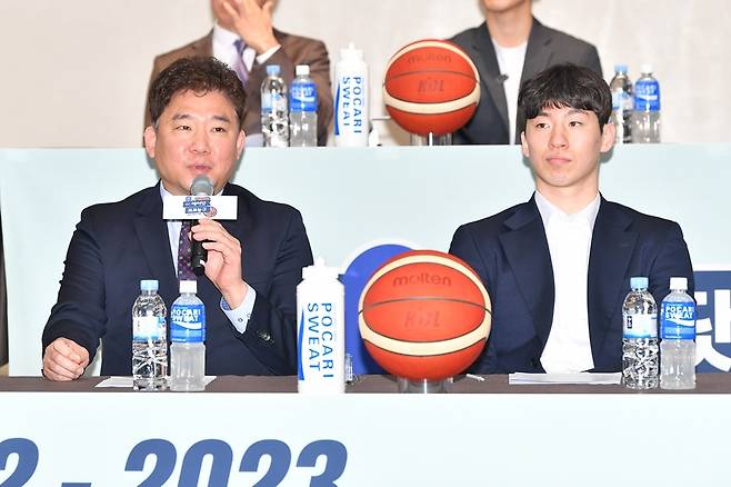 ▲ 김승기 감독과 이정현(왼쪽부터) ⓒ KBL