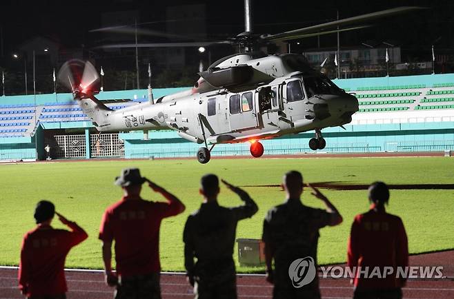 실종됐다 발견된 해병대원 태우고 이륙하는 헬기 (예천=연합뉴스) 윤관식 기자 = 20일 오전 0시 47분께 경북 예천스타디움에서 수색 중 실종됐다가 숨진 채 발견된 해병 장병을 태운 헬기가 전우들의 경례를 받으며 이륙하고 있다. psik@yna.co.kr