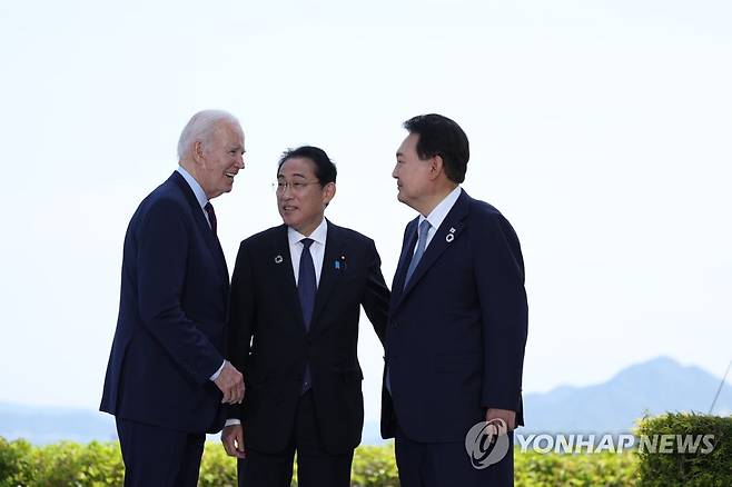 환담하는 한미일 정상 (히로시마=연합뉴스) 진성철 기자 = G7 정상회의 참관국 자격으로 일본을 방문 중인 윤석열 대통령이 21일히로시마 G7 정상회의장인 그랜드프린스호텔에서  열린 한미일 정상회담에 앞서 조 바이든 미국 대통령, 기시다 후미오 일본 총리와 환담하고 있다.  2023.5.21  [공동취재] zjin@yna.co.kr