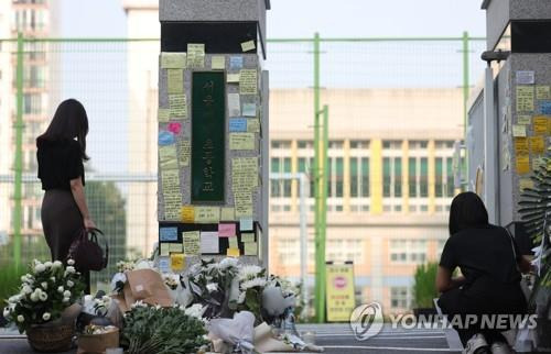 '학교에서 어떻게 이런 일이…' (서울=연합뉴스) 신준희 기자 = 20일 오전 서초구 한 초등학교 앞에 국화꽃과 추모메시지가 가득 놓여 있다. 교육계에 따르면 이 학교 담임 교사 A씨가 학교 안에서 극단적 선택을 해 숨지는 일이 발생했다. 2023.7.20