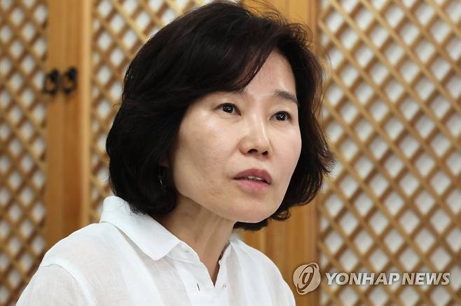 인터뷰 하는 김은경 혁신위원장 (서울=연합뉴스) 이정훈 기자 = 더불어민주당 김은경 혁신위원장이 서울 여의도 중앙당사에서 연합뉴스와 인터뷰를 하고 있다. 2023.7.16 uwg806@yna.co.kr