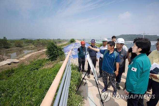 한화진 장관, 논산시 금강 제방 수해복구 현장 점검 (서울=연합뉴스) 한화진 환경부 장관이 20일 국가하천 본류 제방 피해를 입은 충남 논산시를 방문해 수해복구 상황을 점검하고 있다. 2023.7.20 [환경부 제공. 재판매 및 DB 금지] photo@yna.co.kr