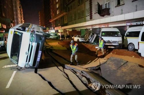 요하네스버그 도심 가스관 추정 폭발 사고 현장 [로이터 연합뉴스, 재판매 및 DB 금지]