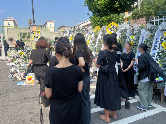 21일 서울 서초구 서이초등학교 앞에 숨진 교사를 추모하기 위한 시민들이 줄을 서 있다. (사진=권효중 기자)