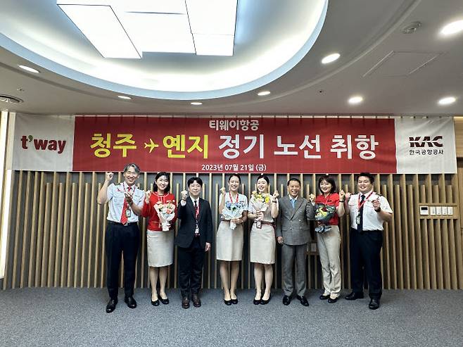 21일 오후 청주국제공항에서 한국공항공사 청주공항 김공덕 공항장(우측에서 세 번째)과 티웨이항공 서용원 청주지점장(좌측에서 세 번째) 및 승무원들이 참석한 가운데 청주-연길 정기노선 취항 기념 행사를 진행했다.(사진=티웨이항공.)