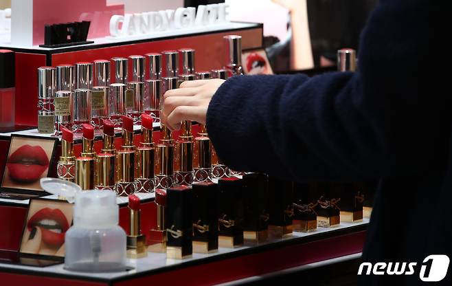 서울 시내 한 백화점에서 시민이 화장품을 고르고 있다.. 2023.4.16/뉴스1 ⓒ News1 김민지 기자