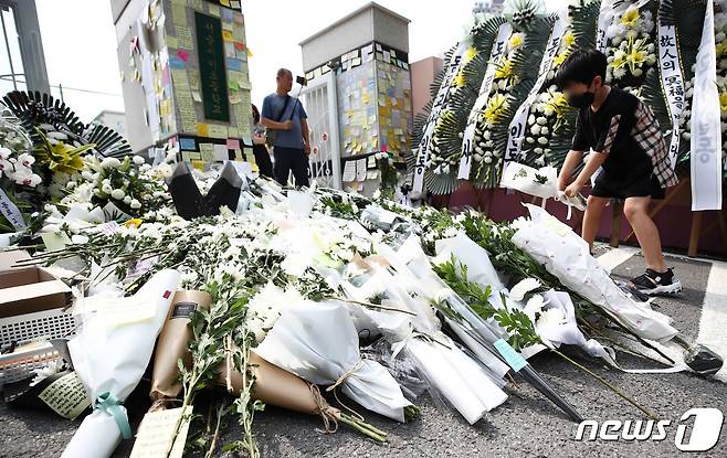 20일 오후 부임 2년차 23살의 여선생님이 세상을 등진 서울 서초구 서이초등학교 앞에서 한 어린이가 추모꽃을 놓고 있다. ⓒ News1 김민지 기자