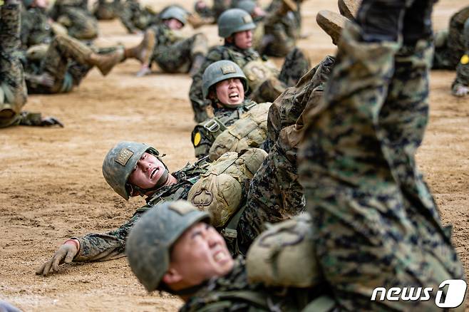 육군은 육군사관학교 3학년 생도들이 지난 3일부터 경기도 광주 육군특수전학교에서 공수기본훈련을 했다고 21일 밝혔다. 육사 생도들이 지상훈련의 일환으로 PT체조를 하고 있다. (육군 제공) 2023.7.21/뉴스1