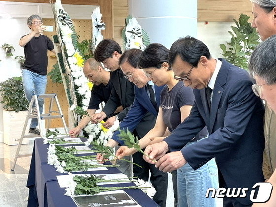 서거석 전북교육감과 교원단체 관계자들이 21일 오후 전북교육청 1층 로비에 설치된 분향소에서 사망한 서울 서이초 교사를 추모했다.2023,721/뉴스1