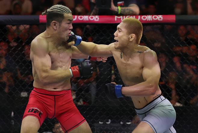 지난 5월 중국 상하이 UFC 퍼포먼스 인스티튜트 상하이에서 진행된 페더급 오프닝 라운드에서 김상원(오른쪽)이 사스 케이스케를 향해 오른손 훅을 날리고 있다. 사진 | UFC