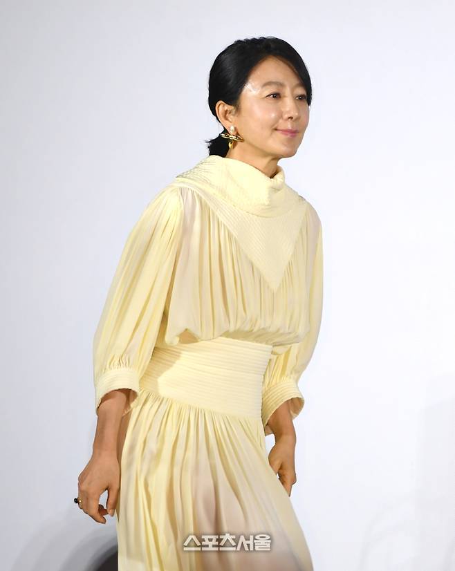김희애가 지난 달 27일 서울 CGV 용산아이파크몰에서 열린 영화 ‘더문’ 제작보고회장에 입장하고 있다. 사진 | 최승섭기자