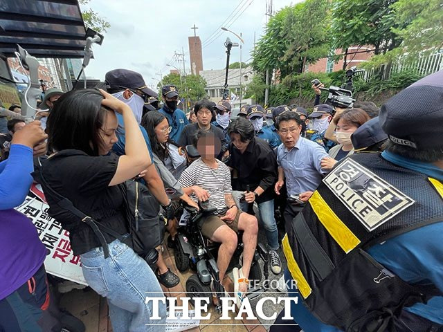 전국장애인차별철폐연대(전장연)가 구금시설 내 장애인 편의시설이 없다면 장애인을 체포해선 안 된다고 주장했다. 사진은 지난 17일 서울 종로구 혜화동로터리 버스정류장에서 현행범 체포되는 전장연 활동가 유모 씨의 모습. /이장원 인턴기자