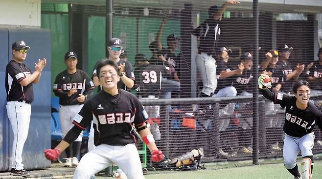 20일 전국고교야구선수권대회 물금고와 마산고 16강전. 5회말 물금고의 동점 적시타가 터지자 이승주(맨 앞)와 한동근(맨 오른쪽) 등 물금고 선수들이 환호하고 있다. /정재근 스포츠조선 기자