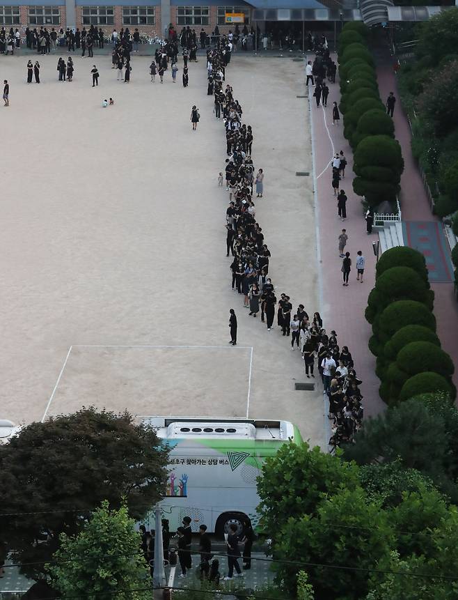 20일 오후 교사가 교내에서 극단적 선택을 한 서울 서초구 서이초등학교를 찾은 추모객들이 조문하고 있다. /뉴스1