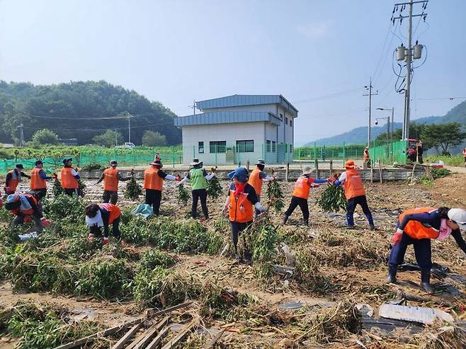 의왕시종합자원봉사센터 자원봉사자들이 자매결연 도시인 괴산군을 찾아 수해복구 지원을 하고 있다. ⓒ의왕시 제공