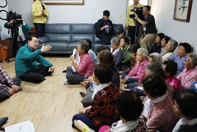 윤석열 대통령이 17일 경북 예천군 산사태 피해지역의 임시거주시설인 감천면 노인회관에서 지역 주민들과 대화하고 있다. 연합뉴스