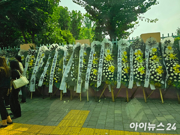 20일 오후 한 초등학교 교사가 극단적인 선택을 한 해당 초등학교 정문 인근에 근조 화환이 놓여 있다. [사진=아이뉴스24 포토DB]