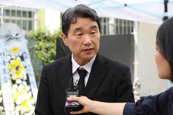 이주호 사회부총리 겸 교육부 장관이 21일 오전 서울 서초구 강남서초교육지원청에 마련된 추모공간을 방문해 조문을 마친 뒤 취재진 질문에 답하고 있다. [사진=뉴시스]