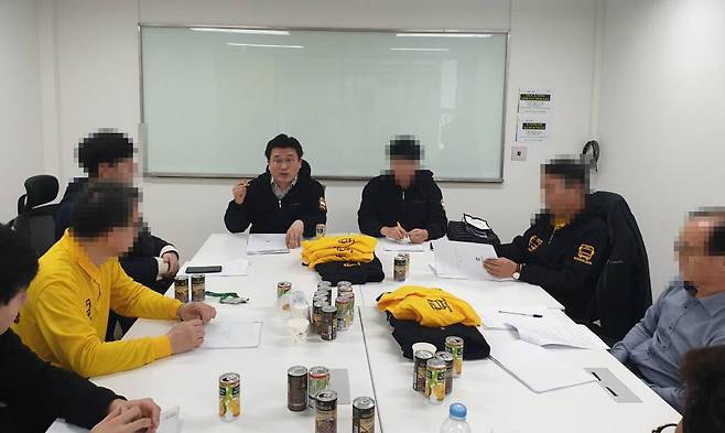 기사님들과 함께 이야기를 나누고 있는 김현 대표, 출처: IT동아