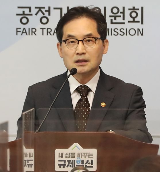 한기정 공정거래위원장이 20일 백신 구매 관련 부당 공동행위 제재 내용을 발표하고 있다. 공정위는 총 32개 백신 관련 사업자들에게 과징금 409억원을 부과하기로 했다. [뉴스1]