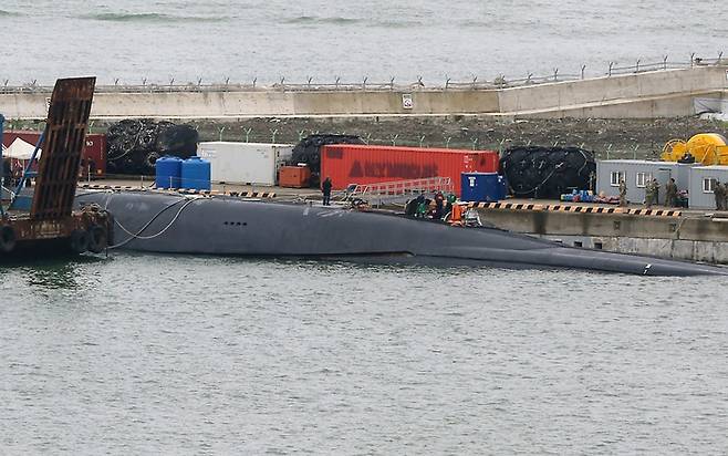 19일 오전 부산작전기지에 미국 해군의 오하이오급 핵추진 탄도유도탄 잠수함(SSBN) 켄터키함(SSBN-737이 입항해 있다. 켄터키함은 21일 부산작전기지에서 출항했다.