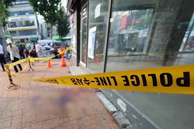 21일 오후 흉기난동 사건이 발생한 서울 관악구 신림역 4번 출구 인근에 폴리스라인이 설치돼 있다. 이날 이곳에서 괴한이 흉기를 휘둘러 1명이 숨지고 3명이 다쳐 병원으로 이송됐다. 연합뉴스