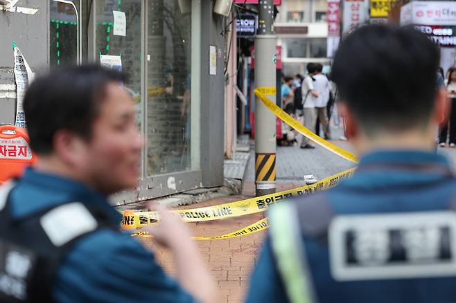 21일 오후 흉기난동 사건이 발생한 서울 관악구 신림역 4번 출구 인근에 폴리스라인이 설치돼 있다. 이날 이곳에서 괴한이 흉기를 휘둘러 1명이 숨지고 3명이 다쳐 병원으로 이송됐다. |연합뉴스