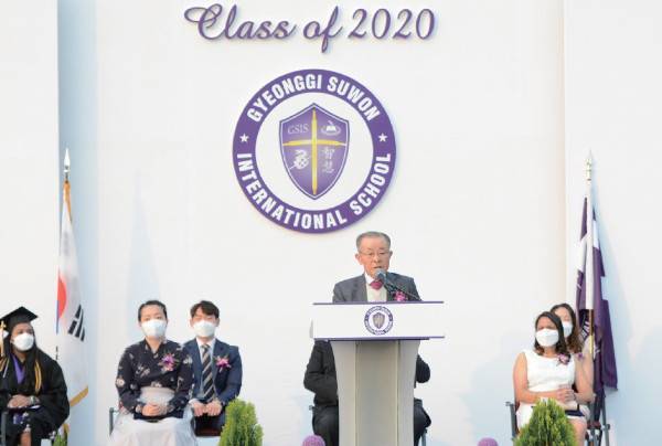 효산 이상택 박사가 2020년 5월 경기도 수원 영통구의 경기수원외국인학교(GSIS) 졸업식에서 인사말을 하고 있다.