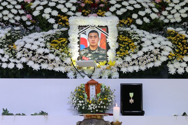 21일 경북 포항 해병대 1사단 내 체육관인 '김대식관'에 마련된 고 채수근 상병의 분향소에 정부가 수여한 보국훈장 광복장이 채 상병 영정 아래에 놓여 있다. 연합뉴스