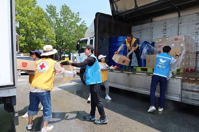 SPC행복한재단은 대한적십자사 전라북도지사를 통해 21일과 오는 24일 이틀간 SPC삼립 빵과 생수 총 1만2000개를 전라도 지역에 전달한다. [사진 제공 = SPC그룹]