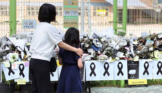 21일 오전 서울 서초구 서이초등학교 앞에 고인이 된 서이초등학교 담임교사 A씨를 향한 추모의 화환들이 놓여있다. 2023.7.21 [이승환 기자]