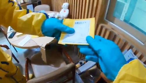 지난 20일 울산 동구의 한 장애인복지시설에서 독극물이 담긴 것으로 의심되는 소포가 발견돼 경찰과 소방당국이 조사에 나섰다. 소방대원이 해당 우편물을 확인하는 모습. [사진 출처 = 연합뉴스]